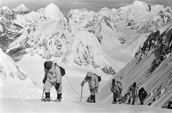 △1960年5月，中國(guó)登山隊(duì)隊(duì)員在海拔7150米的冰雪坡上行進(jìn)。