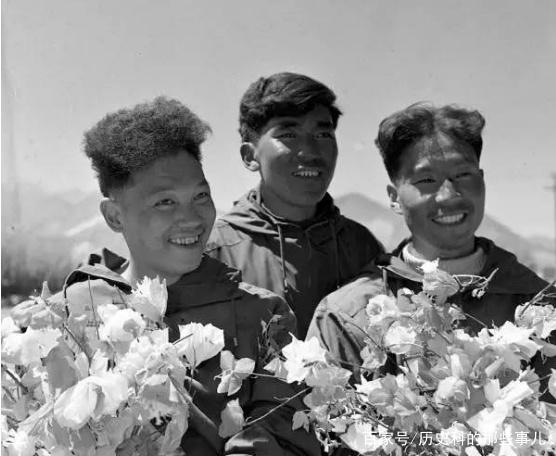 △1960年5月25日凌晨4點(diǎn)20分，中國(guó)登山隊(duì)隊(duì)員成功登上珠穆朗瑪峰。（右起）王富洲、貢布（藏族）和屈銀華。